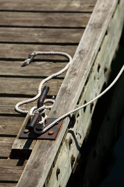 Rope on a small bollard — Stock Photo, Image
