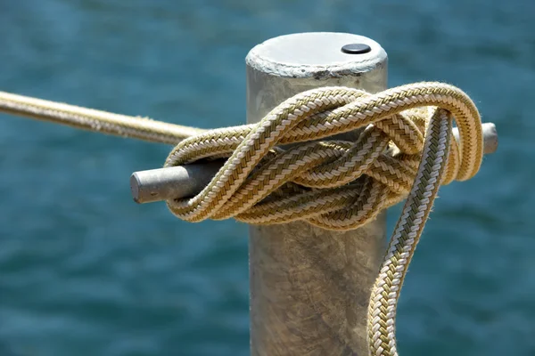 Rope tied to a bollard — Stock Photo, Image