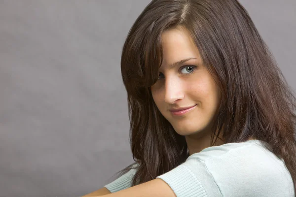 En attraktiv ung brunett kvinna — Stockfoto