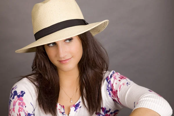 白い帽子を持つ女性 — ストック写真