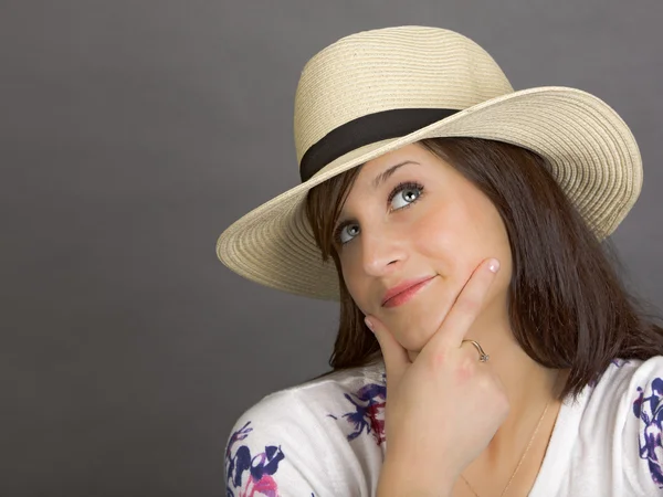 Kvinna med vit hatt — Stockfoto