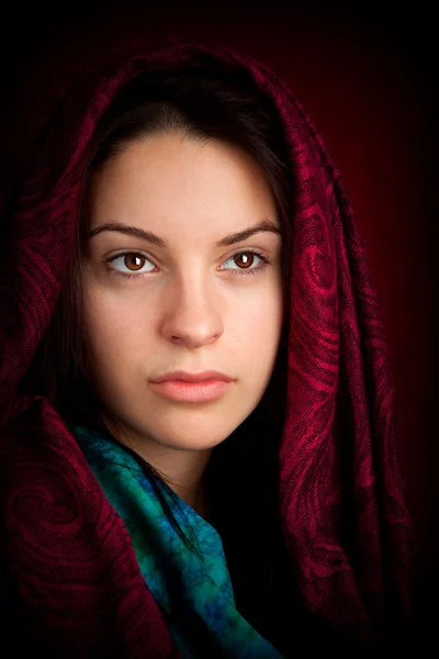 Mujer atractiva con bufanda — Foto de Stock