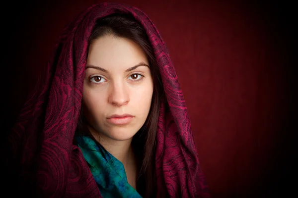 Aantrekkelijke vrouw met sjaal — Stockfoto