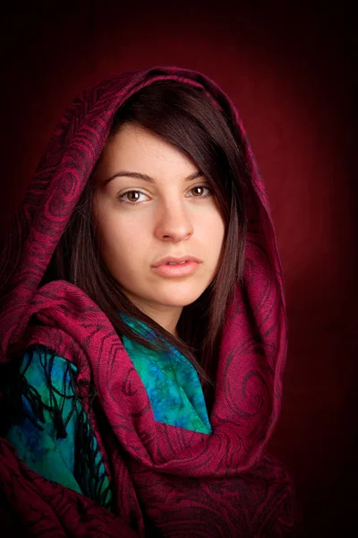 Привлекательная женщина с шарфом Лицензионные Стоковые Фото