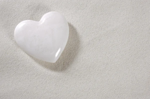 Corazón blanco en la arena — Foto de Stock