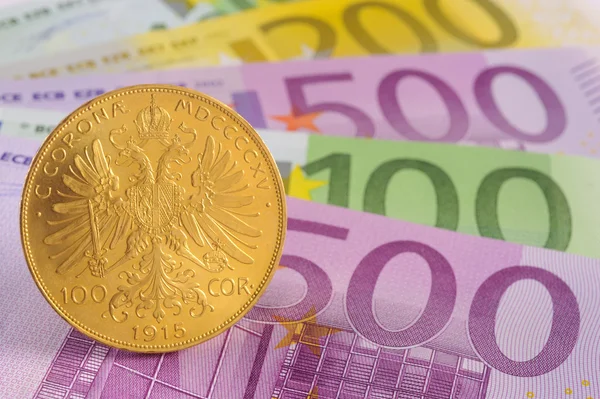 Gyllene mynt över euro — Stockfoto