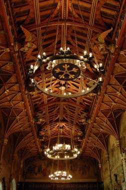 cardiff castle, Galler içinde tavandan asılı avizeler