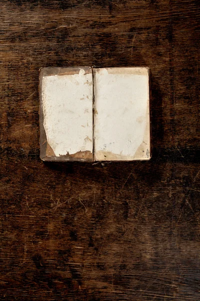Masanın üzerine eski açık kitap — Stok fotoğraf