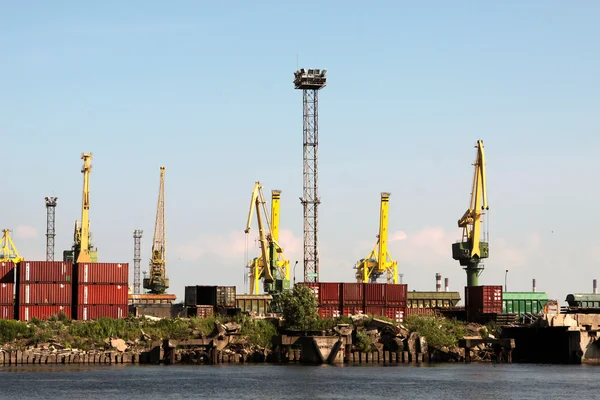 Saint-Pétersbourg. Les grues du port maritime — Photo