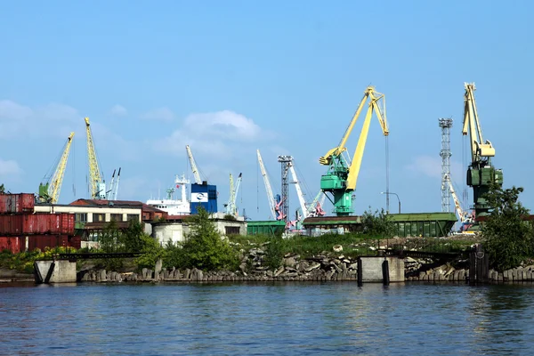 Saint-Pétersbourg. Les grues du port maritime — Photo