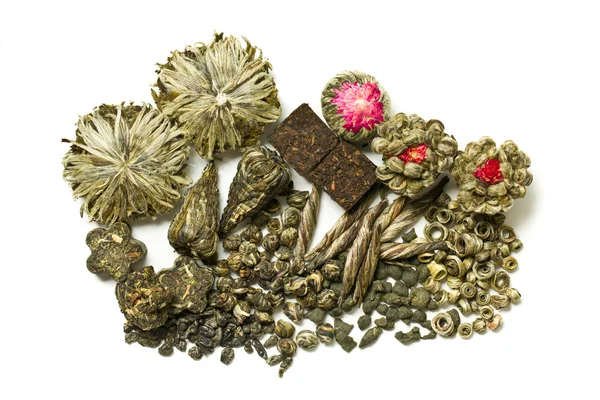 Verschillende droge bladeren van groene thee — Stockfoto