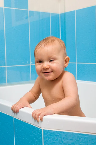 Bebé feliz en el baño — Foto de Stock