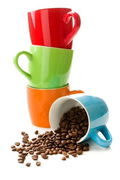 Tazza colorata con chicchi di caffè — Foto Stock