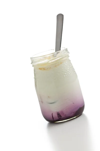 Йогурт у скляній банці — стокове фото