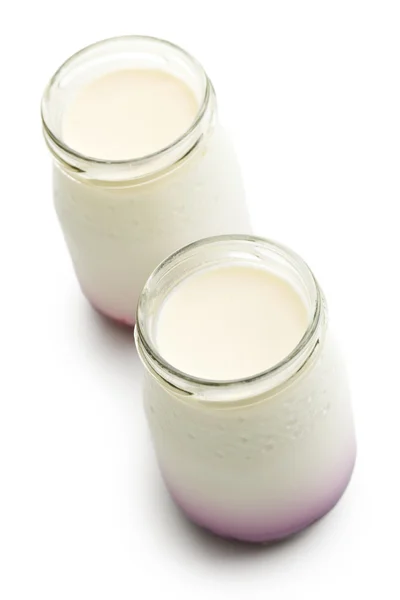 Йогурт в стеклянной банке — стоковое фото