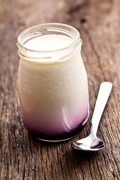 Йогурт у скляній банці — стокове фото