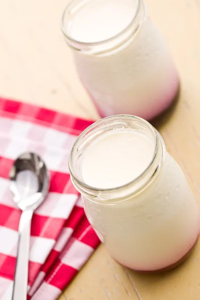 Yogurt dalam botol kaca — Stok Foto