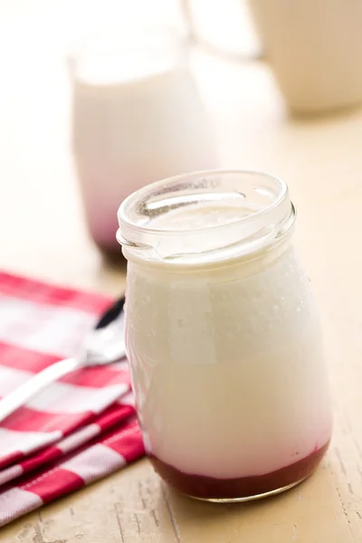 Yogurt in vaso di vetro — Foto Stock