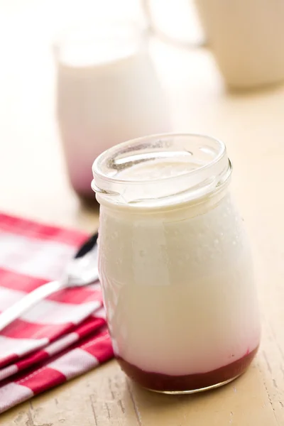 Yogurt dalam botol kaca — Stok Foto