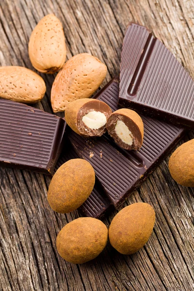 Migdały w czekoladzie z cynamonem — Zdjęcie stockowe