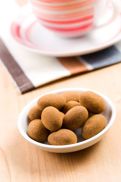 Almonds in chocolate with cinnamon — Stockfoto