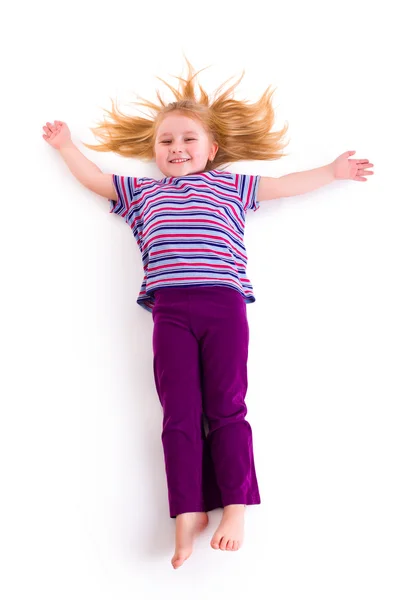 Sdraiato bambina con i capelli lunghi — Foto Stock