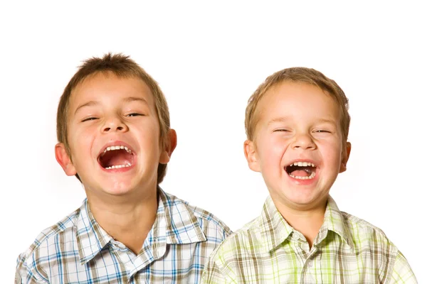 Два смеющихся мальчика — стоковое фото