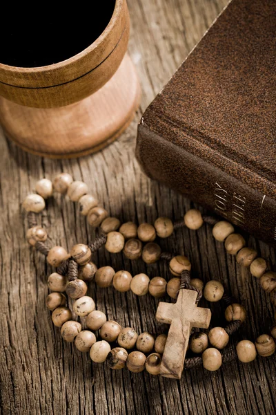 Rosaire en bois et la Bible — Photo
