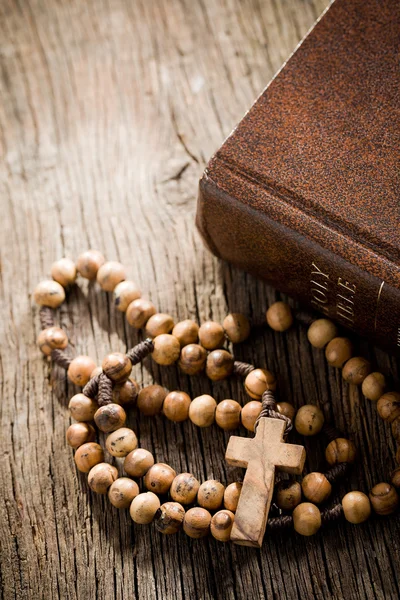 Wooden rosary and the Bible — Stock Photo, Image