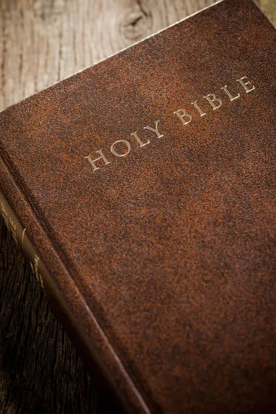La Sacra Bibbia sulla vecchia tavola di legno — Foto Stock