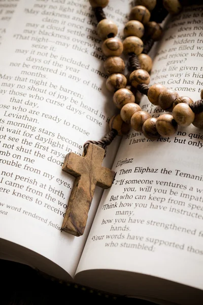 在打开的圣经上木念珠 — 图库照片