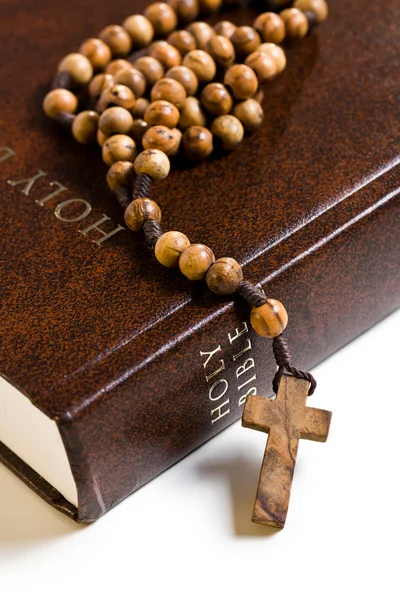 Rosario de madera en la Biblia —  Fotos de Stock