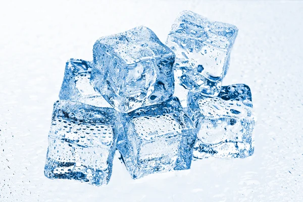 Haufen aus vielen Eiswürfeln — Stockfoto