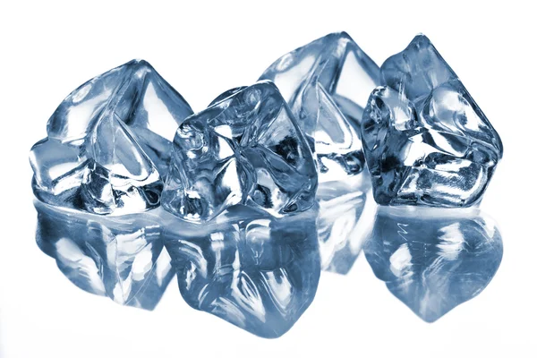 Kostki lodu na stół szkło — Zdjęcie stockowe