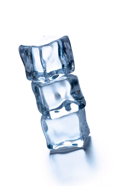 Kupie trzy kostki lodu — Zdjęcie stockowe