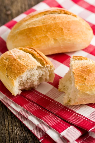 O pão no guardanapo quadriculado — Fotografia de Stock
