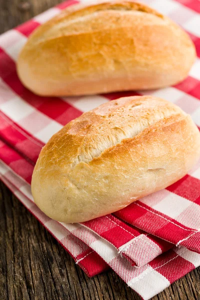 O pão no guardanapo quadriculado — Fotografia de Stock