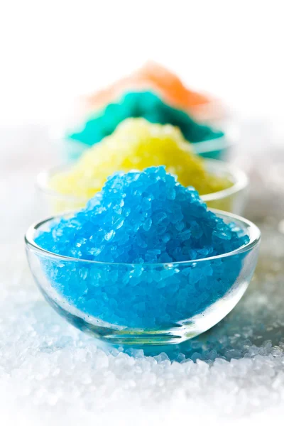 Sól do kąpieli kolorowy w szklanej misce — Zdjęcie stockowe
