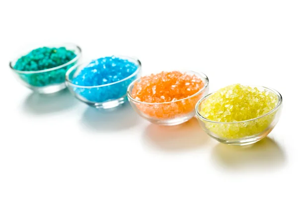 Sal de banho colorido em tigela de vidro — Fotografia de Stock