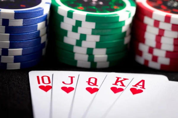 Oyun kartları ve poker çipleri — Stok fotoğraf