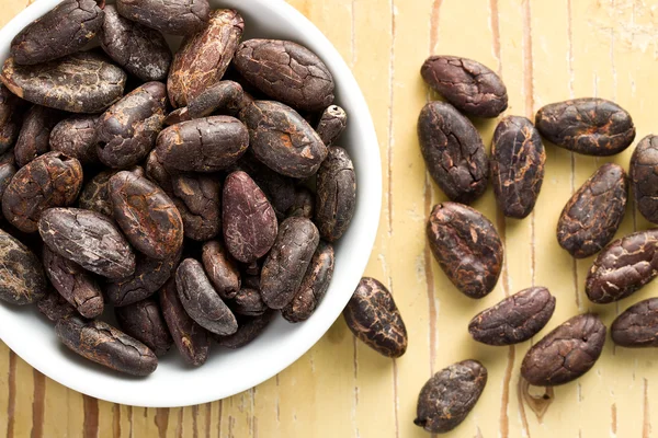 Какао-бобы в миске — стоковое фото