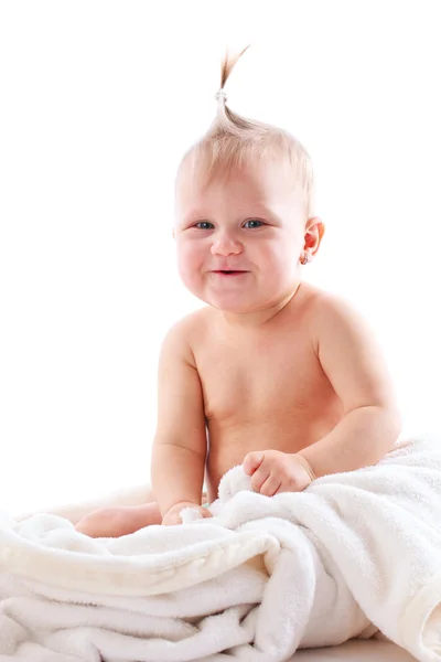 Adorable bebé jugando con manta blanca —  Fotos de Stock