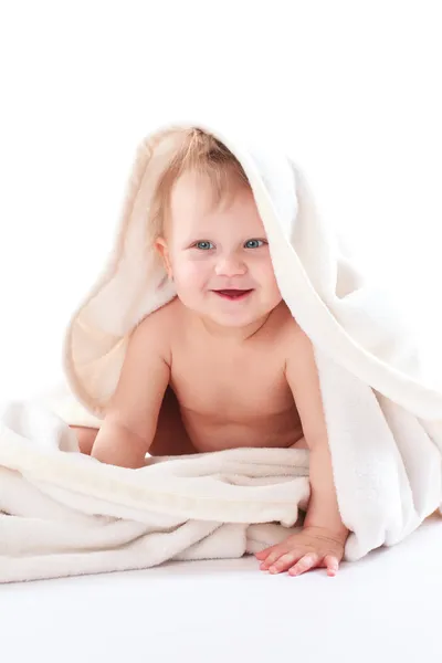 Αξιολάτρευτο μωρό τυλιγμένο σε κουβέρτα λευκό — Φωτογραφία Αρχείου