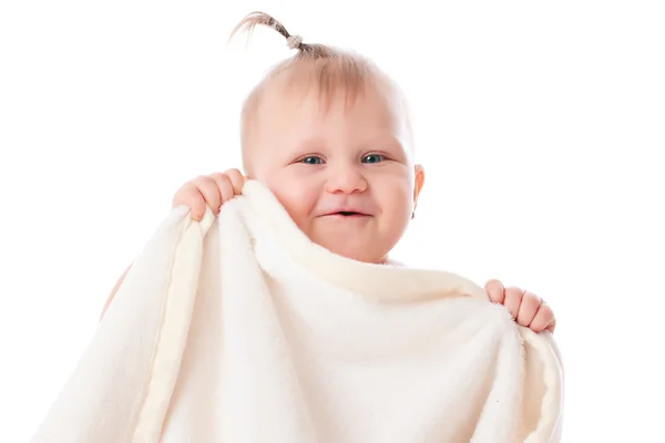 Schattige baby spelen met witte deken — Stockfoto