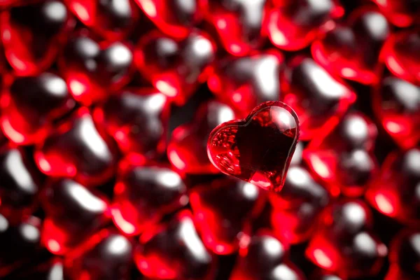 Fundo corações de vidro vermelho — Fotografia de Stock
