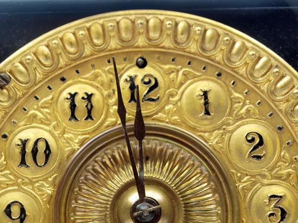 Reloj antiguo manto manecillas —  Fotos de Stock