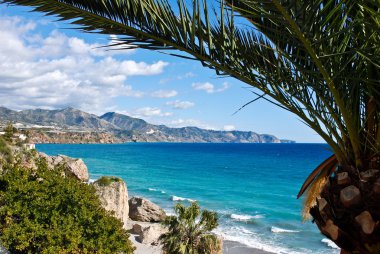 Nerja plaj ve şehir - İspanya