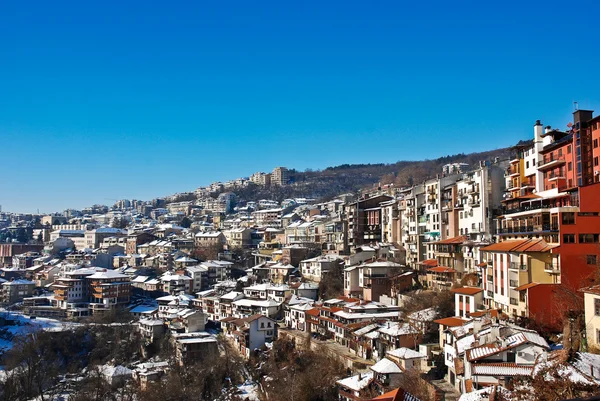 Vieille ville Veliko Tarnovo au-dessus de la rivière Yantra — Photo