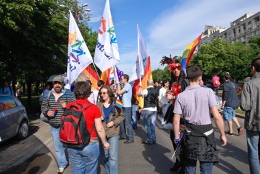 Katılımcılar Eşcinsel festivali geçit töreninde geçit töreni.