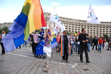 Katılımcılar Eşcinsel festivali geçit töreninde geçit töreni.